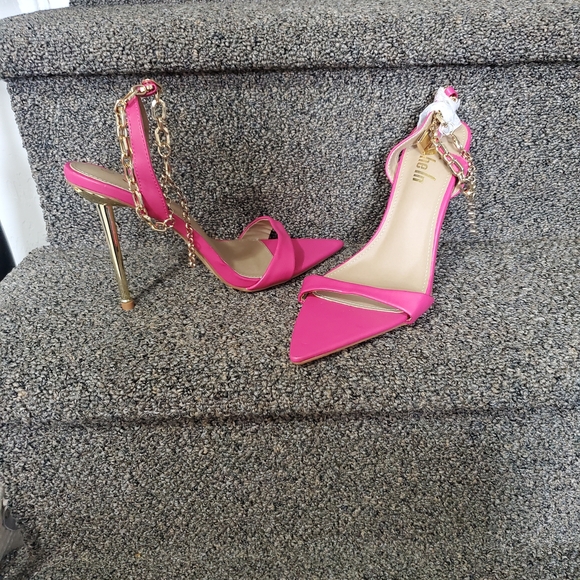 Elegant Pink Stiletto Heels with Gold Chain - Picture 1 of 13